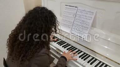 年轻女士<strong>弹钢琴</strong>